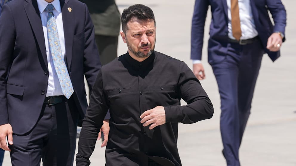 Ukraine-Präsident Wolodymyr Selenskyj (47) bei seiner Ankunft in Ankara