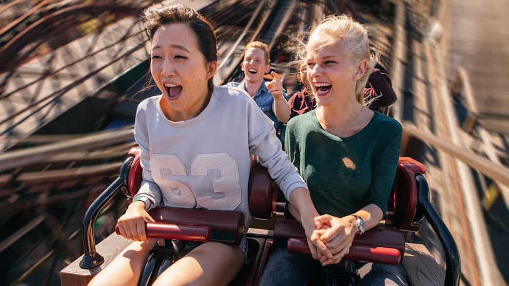 Achterbahnen sorgen für Nervenkitzel und viel Spaß. In den deutschen Freizeitparks gibt es einige Neuerungen