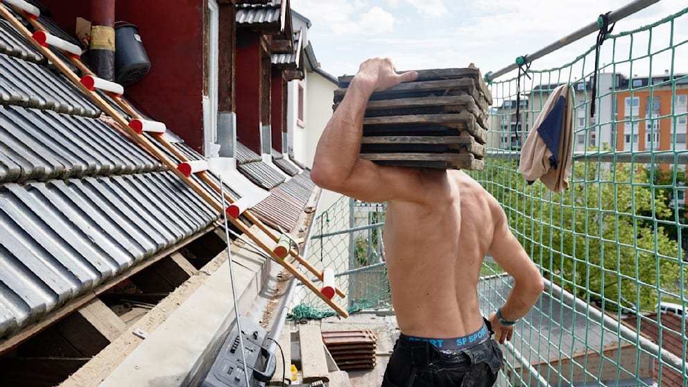 Menschen, die im Freien arbeiten im Hochsommer, sollten besser vor der Hitze geschützt werden