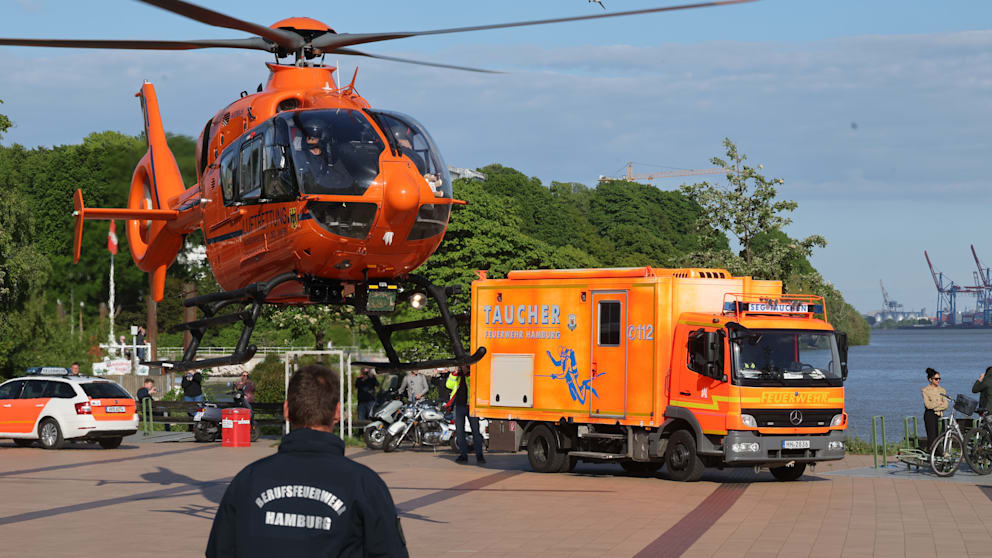 Ein Rettungshubschrauber und die Taucher sind an der Elbe im Einsatz