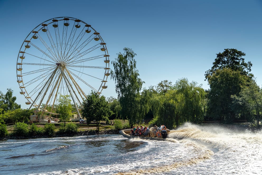 Der Park bietet auf 220 Hektar 2000 wilde Tiere sowie 100 Fahrattraktionen und Shows