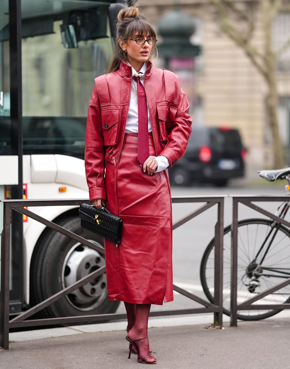 Das Leder-Ensemble einer Besucherin der Pariser Modewoche kommt cool und trotzdem weiblich daher