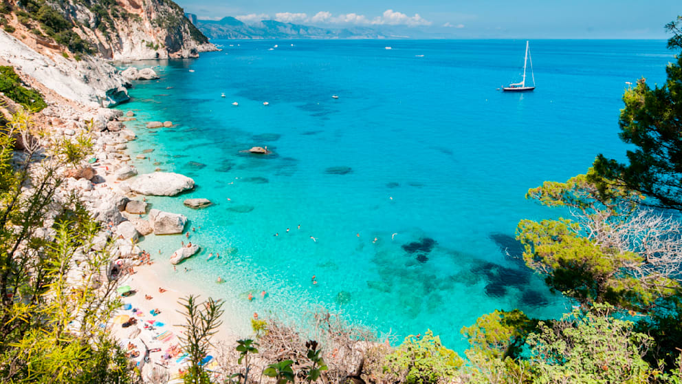 Cala Goloritzé: Idyllischer Strand umringt von großen Kalksteinfelsen