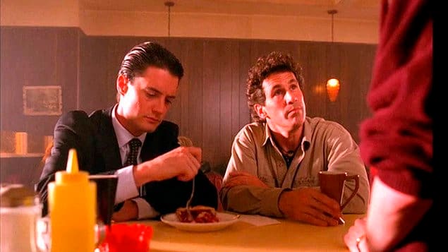 Special Agent Cooper (l.) mit Cherry Pie und Sheriff Harry S. Truman befragen Café-Besitzerin Norma Jennings