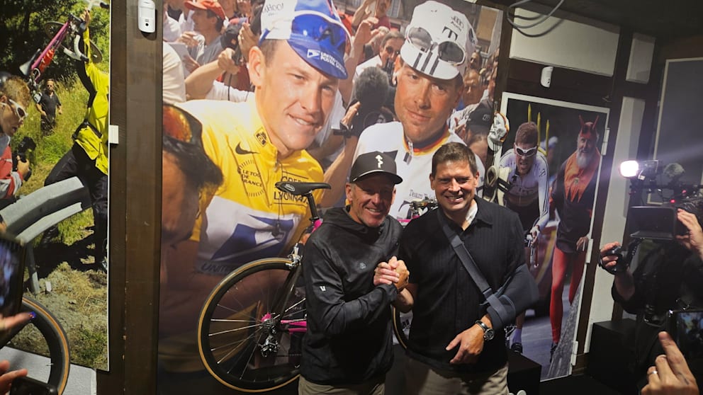 Früher Rivalen, heute Freunde: Lance Armstrong (53/l.) und Jan Ullrich (51) in Ullrichs Museum in Bad Dürrheim