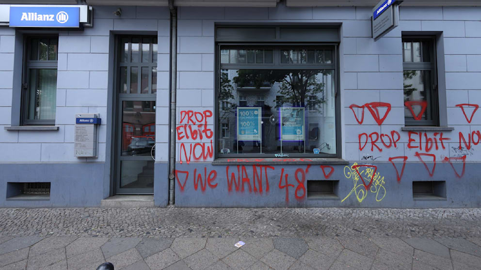 Die Hass-Botschaften finden sich auf einer Länge von sechs Metern am Gebäude des Versicherungsbüros