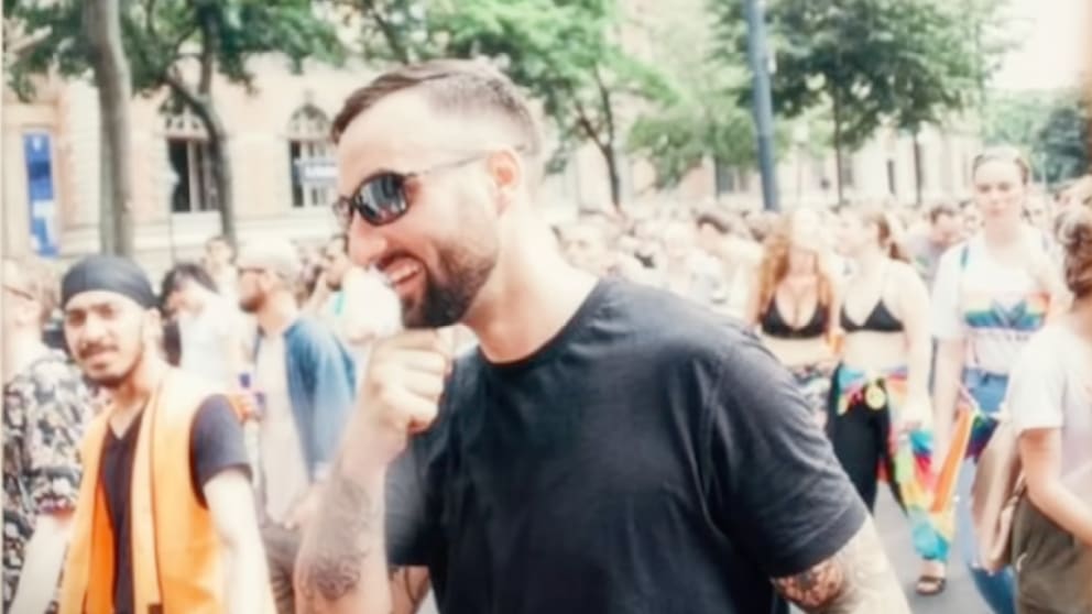 Bunt und nicht braun? Zu seiner Verteidigung zeigt Steiner Bilder von seiner Tätigkeit als Ordner bei einer Pride-Parade