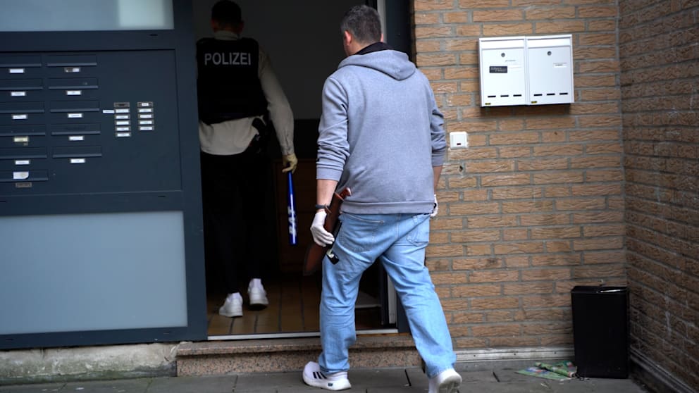 Ein Polizist mit einer sichergestellten Machete