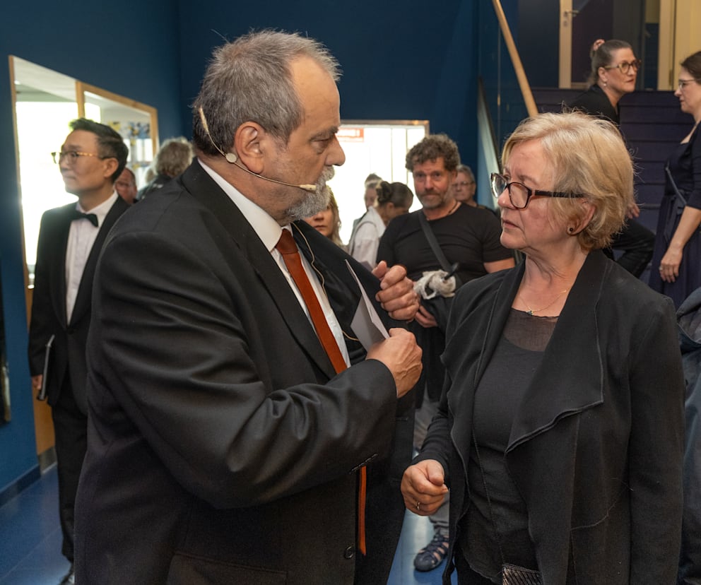 Die Witwe Conny Brenner-Sodann (r.) im Gespräch mit Schauspieler Matthias Brenner (66, „Club der roten Bänder“), der die Veranstaltung moderierte