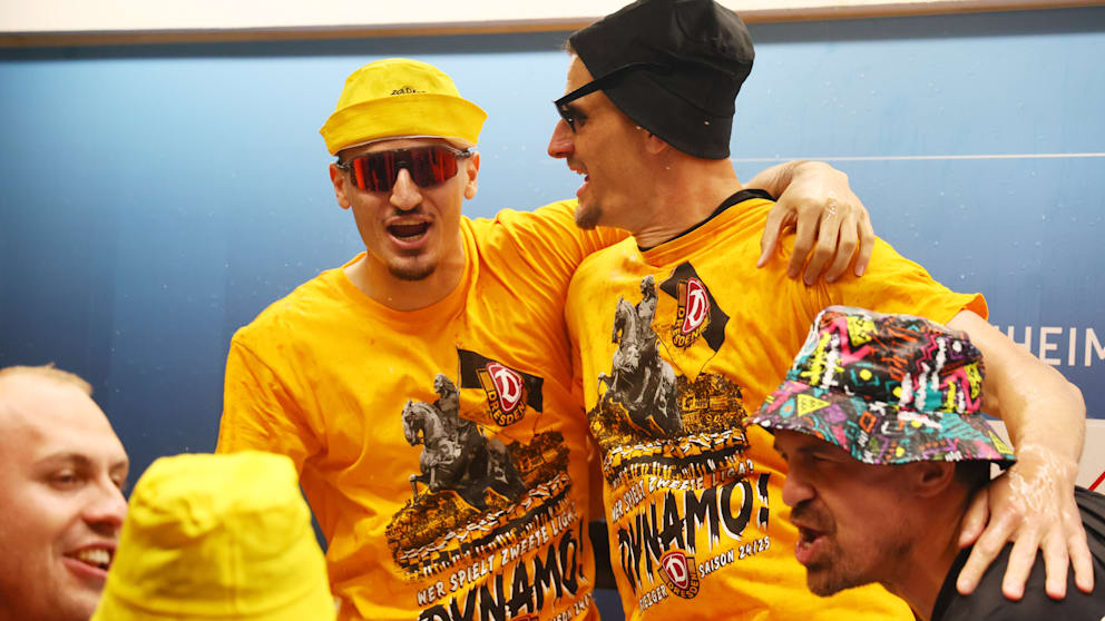Nicht nur auf der Aufstiegsparty hat Andi Hoti (l.) deutlich gemacht, sehr gern bei Dynamo bleiben zu wollen