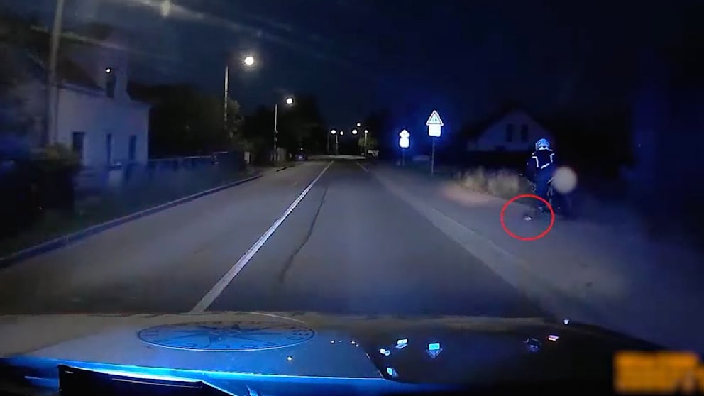 Der Raser kommt von der Straße ab, aber wie durch ein Wunder nicht zu Fall. Dabei verliert er aber eine Packung Würstchen