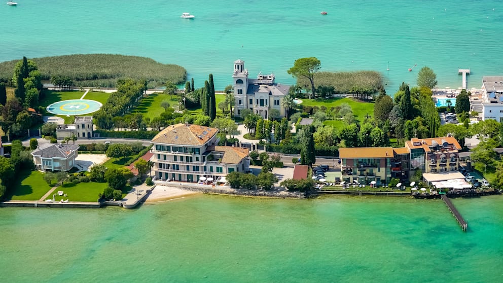 Sirmione an der Südspitze des Gardasees in Italien ist ein beliebtestes Ziel für Touristen aus aller Welt