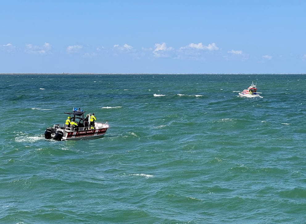 Zwei Boote suchen auf dem Meer nach dem verschollenen Schwimmer