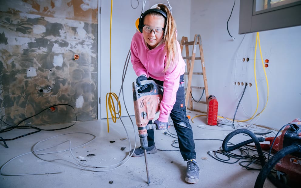 Sarah Jetter (19) macht eine Ausbildung im elterlichen Betrieb als Elektronikerin für Energie und Gebäudetechnik