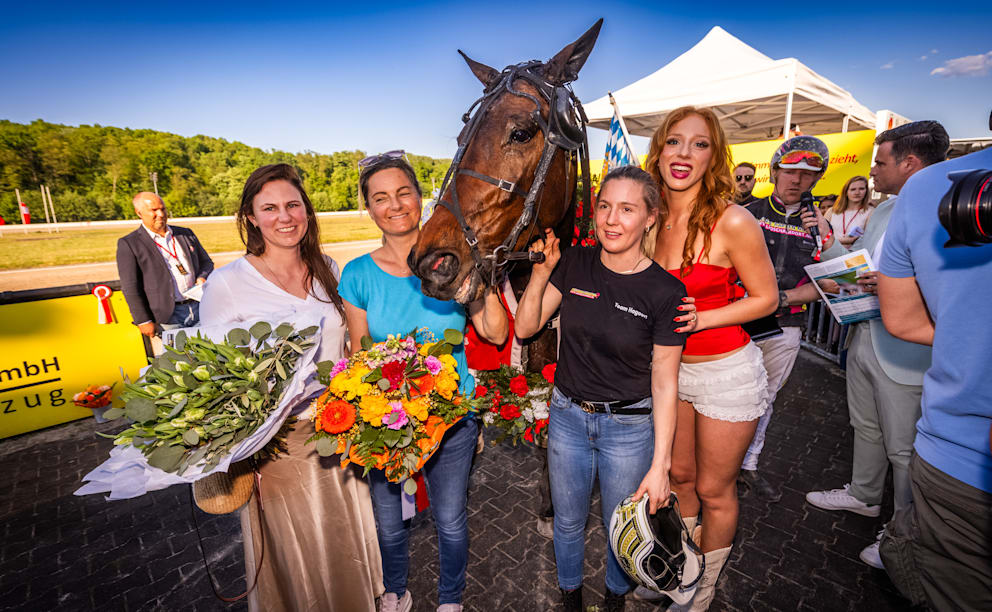 Sabrina van der Holst (l.), General Manager BILD WEST, und Anna Ermakova gratulierten dem Hengst Zoom Diamant zum BILD-Pokal. Rechts im Interview: Der siegreiche Trabrennfahrer Robin Bakker