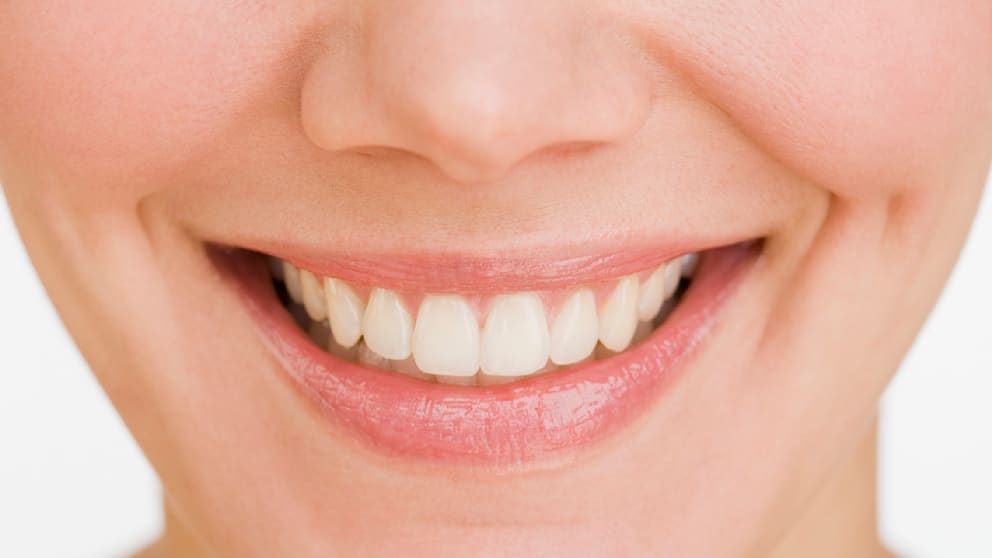 Gesunde, weiße Zähne gelten als Schönheitsideal. Aber im Laufe des Lebens verändert sich das Gebiss nicht nur optisch, sondern auch qualitativ. Häufig sind Hormone schuld
