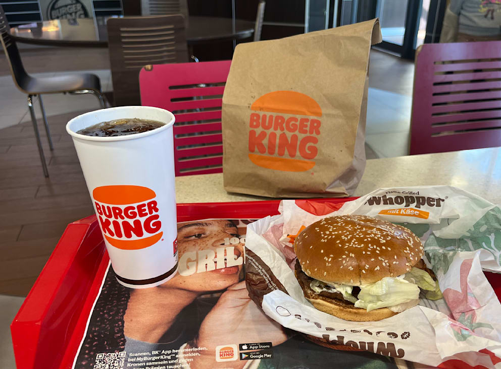 Im Vergleich dazu sind in anderen Burger-King-Filialen die Logos wie gewohnt auf den Verpackungen zu finden