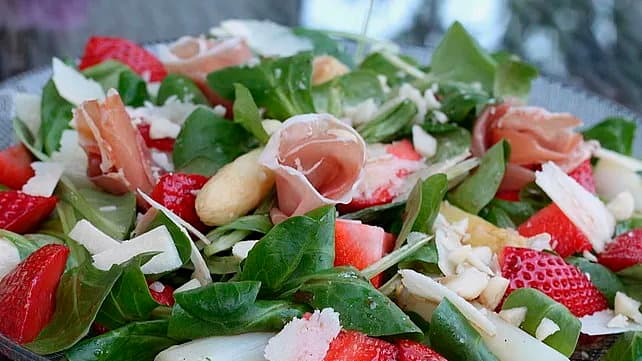 Die Erdbeer- und Spargelsaison überschneiden sich – die perfekte Gelegenheit, beides in einem leckeren Salat zu kombinieren.