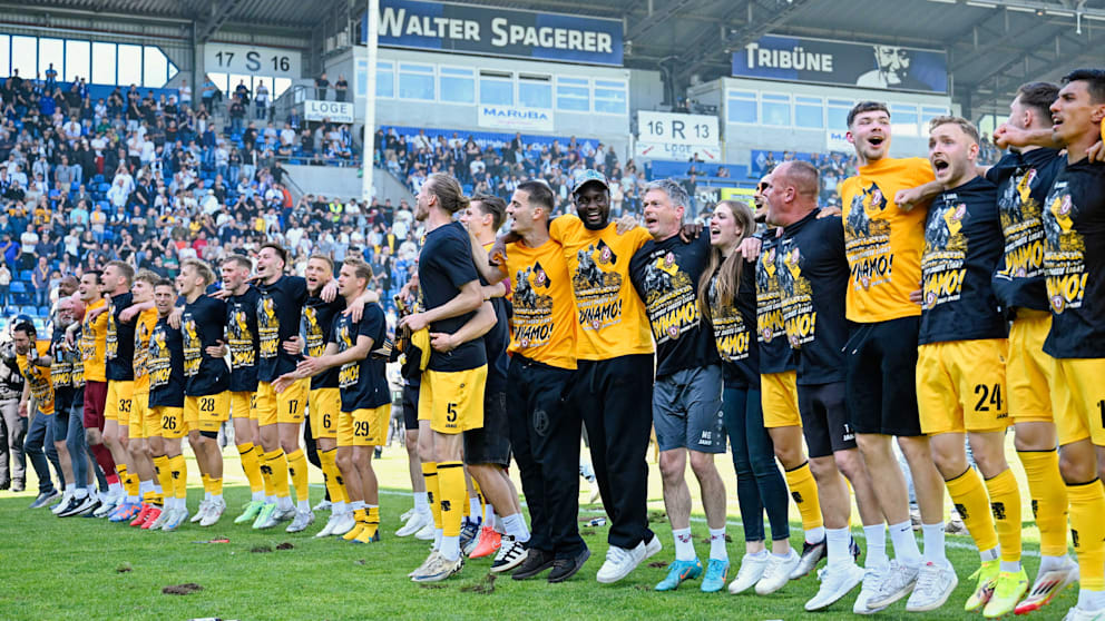 Am Sonntag feierten die Fans ihre Dynamo-Stars für den Aufstieg vor der historischen Kulisse Dresdens