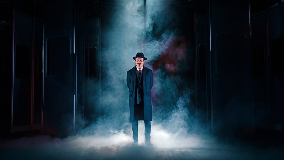 Seien Sie live dabei wenn Meisterdetektiv Hercule Poirot seinen bekanntesten Fall in einer filmreifen Neuinszenierung löst