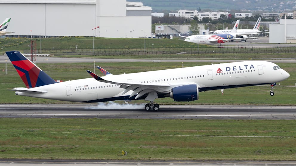 Der Airbus A350-900 mit der Kennung N528DN am Airbus-Werk in Toulouse (Frankreich)