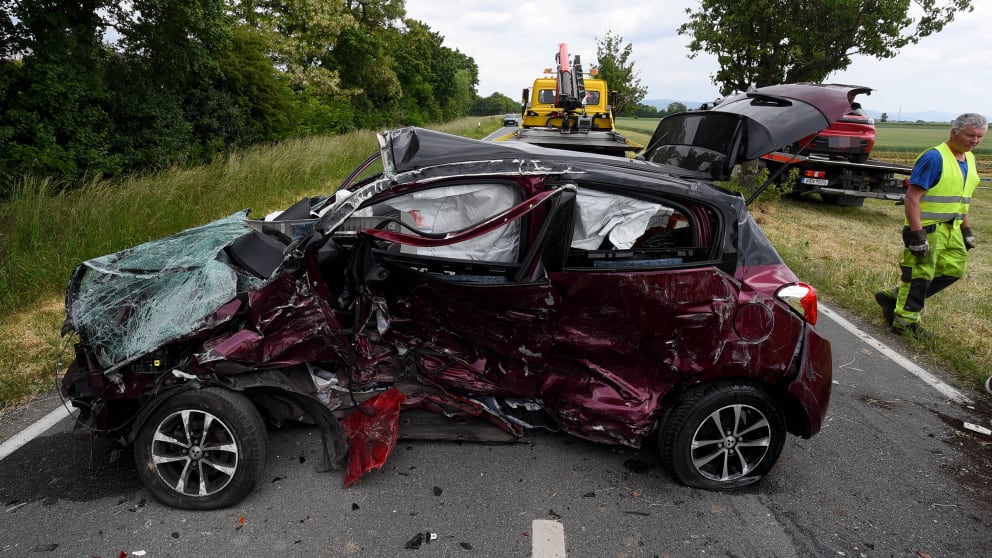Das Wrack des völlig zerstörten Mitsubishi des Rentner-Paares