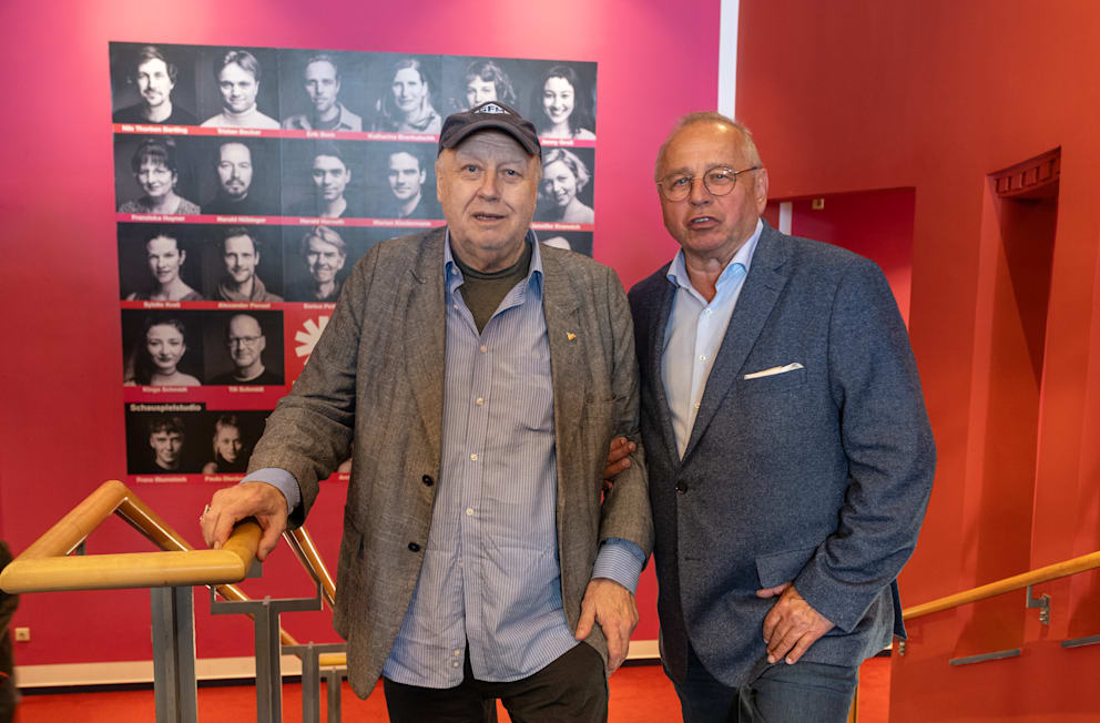 Thomas Thieme und Hilmar Eichhorn (69) im Foyer des Neuen Theaters
