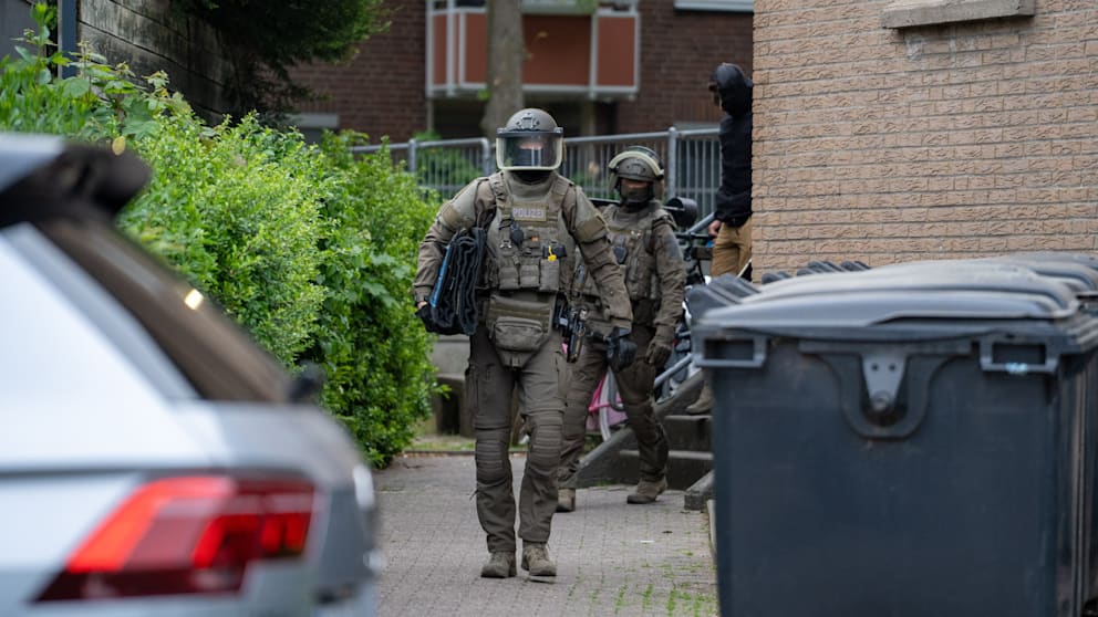Schwer bewaffnete SEK-Beamte hatten die Wohnung in Lünen um 6 Uhr gestürmt.