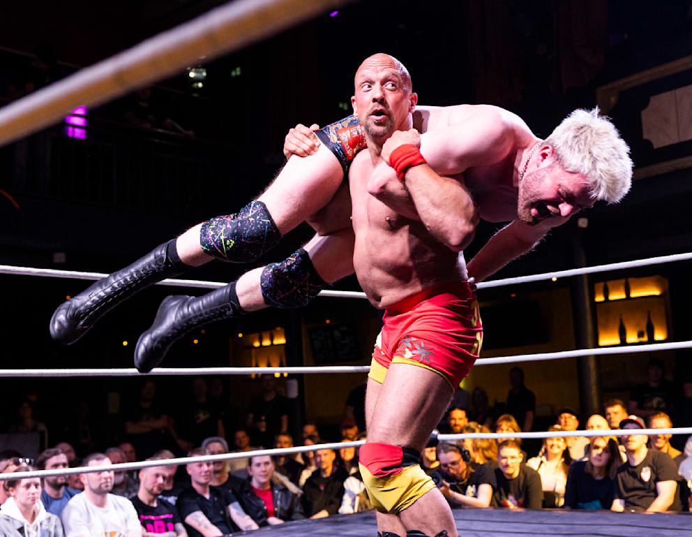 Rettungsschwimmer Johnny Malibu (44) nimmt beim Wrestling Bösewicht Bernstein auf die leichte Schulter