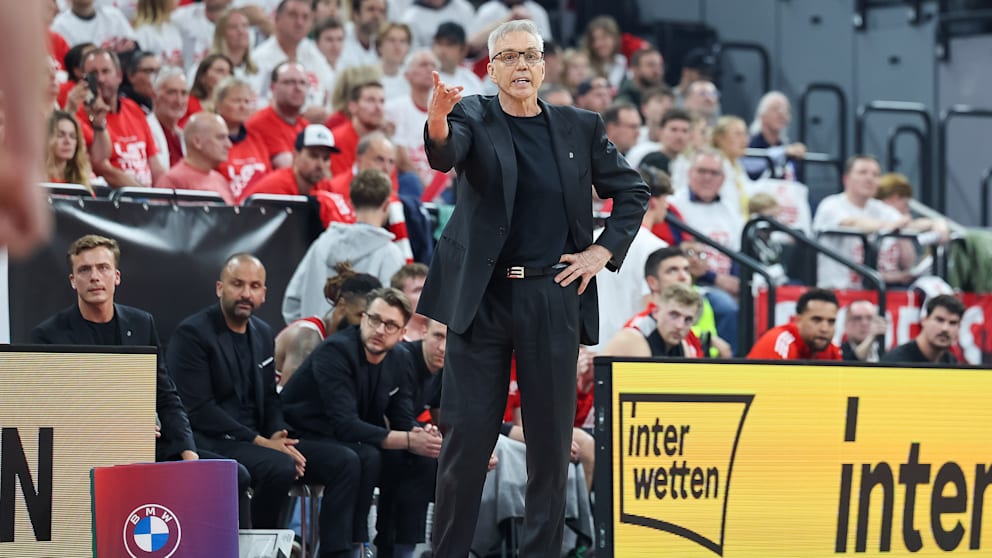 Bayern-Star Devin Booker (Mitte) behauptet den Ball gegen Aleksa Kovacevic (l.) und Tyren Johnson