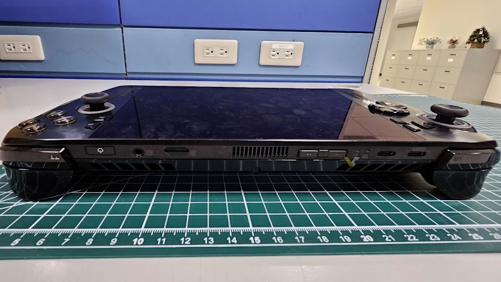 Detail der schwarzen Asus „ROG Ally 2“-Handheld: An der Oberseite befinden sich USB-C-Anschlüsse