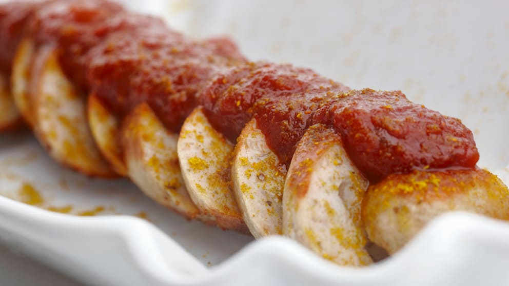 Die Currywurst ist immer noch beliebt in den deutschen Kantinen, aber nicht mehr auf einem der ersten drei Plätze