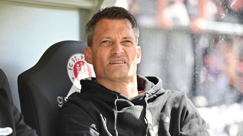 Gegen Bochum musste St. Paulis Trainer Alexander Blessin (51) eine Niederlage verkraften, freut sich aber letztlich über den gelungenen Klassenerhalt