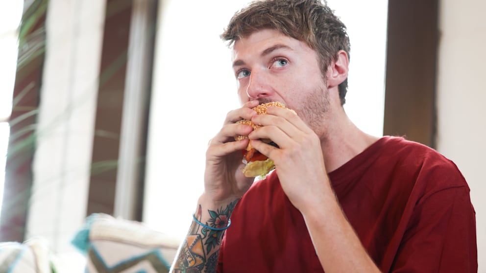 Auch Burger gehören zur Gruppe der ultrahochverarbeiteten Lebensmittel (UPFs), weil sie oft zugesetztes Salz oder Aromen enthalten