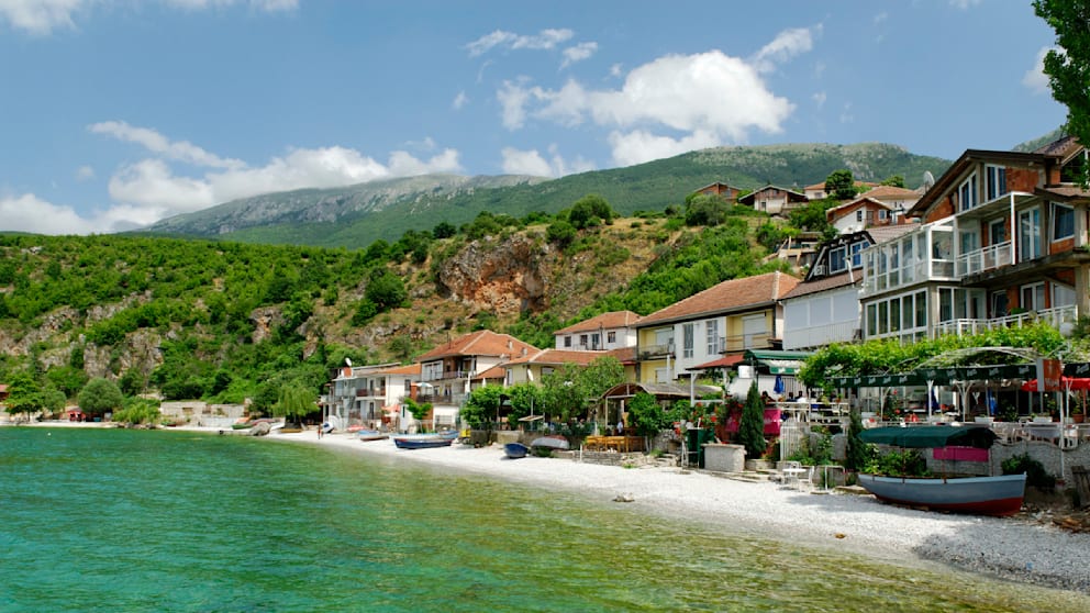 Das Dorf Trpejca am Ohridsee in Mazedonien