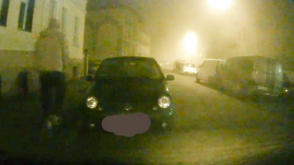 Helle Kapuzen-Jacke, dunkle Hose, Turnschuhe - der schlaksige Mann, aufgenommen von der Dashcam eines geparkten Autos, soll der gesuchte Autohasser sein
