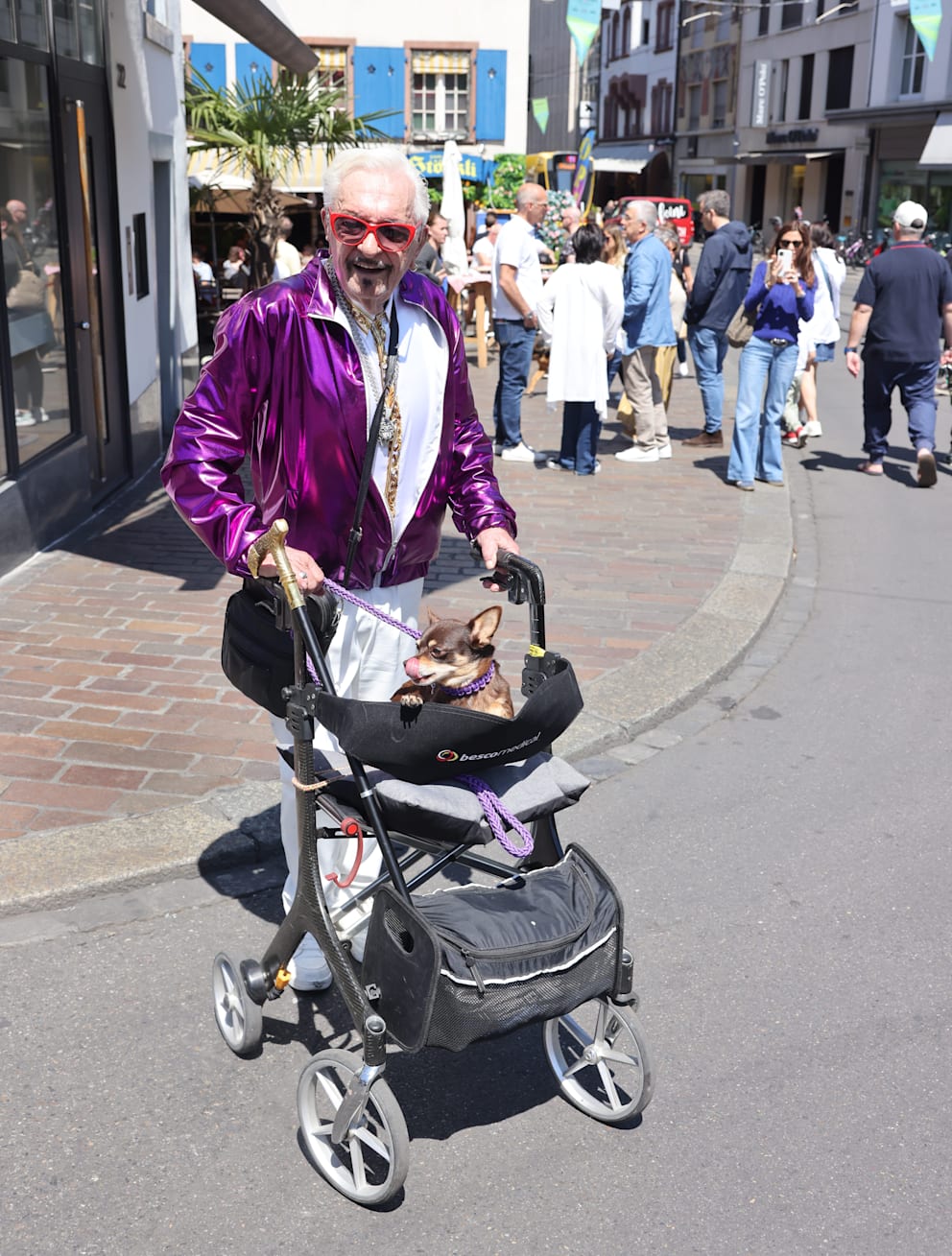 Wer sagt, dass man mit einem Rollator nicht feiern kann? Erich (81) aus Basel beweist es – und seinen Hund Fritz freut's ...