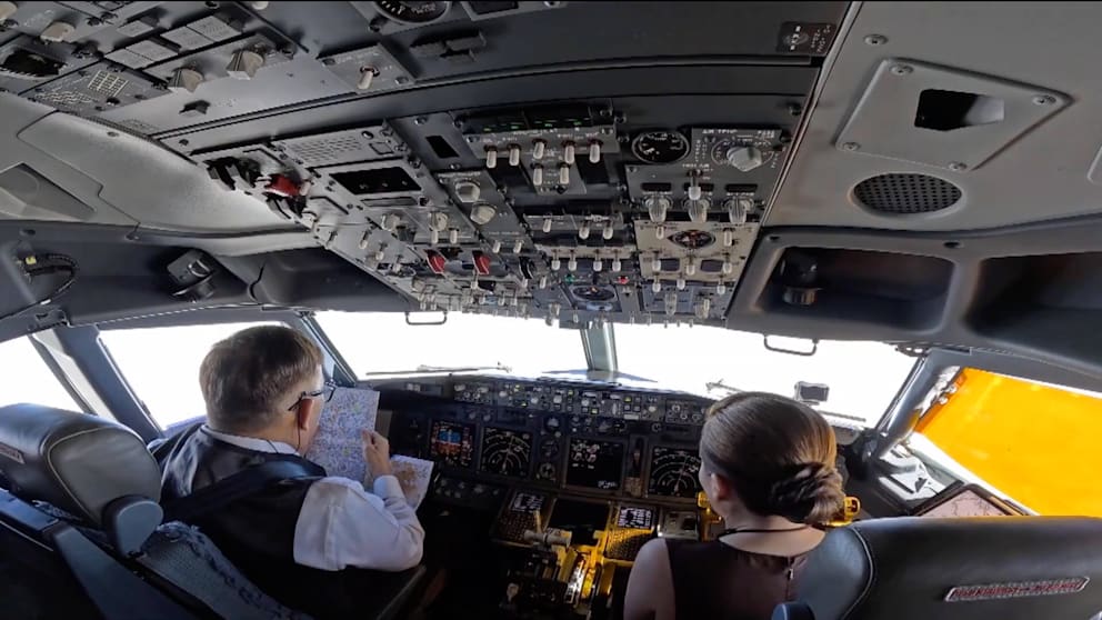 Thailands König Maha Vajiralongkorn (72) auf dem Kapitänssitz seiner Boeing 737, neben ihm als 1. Offizier Königin Suthida (46)