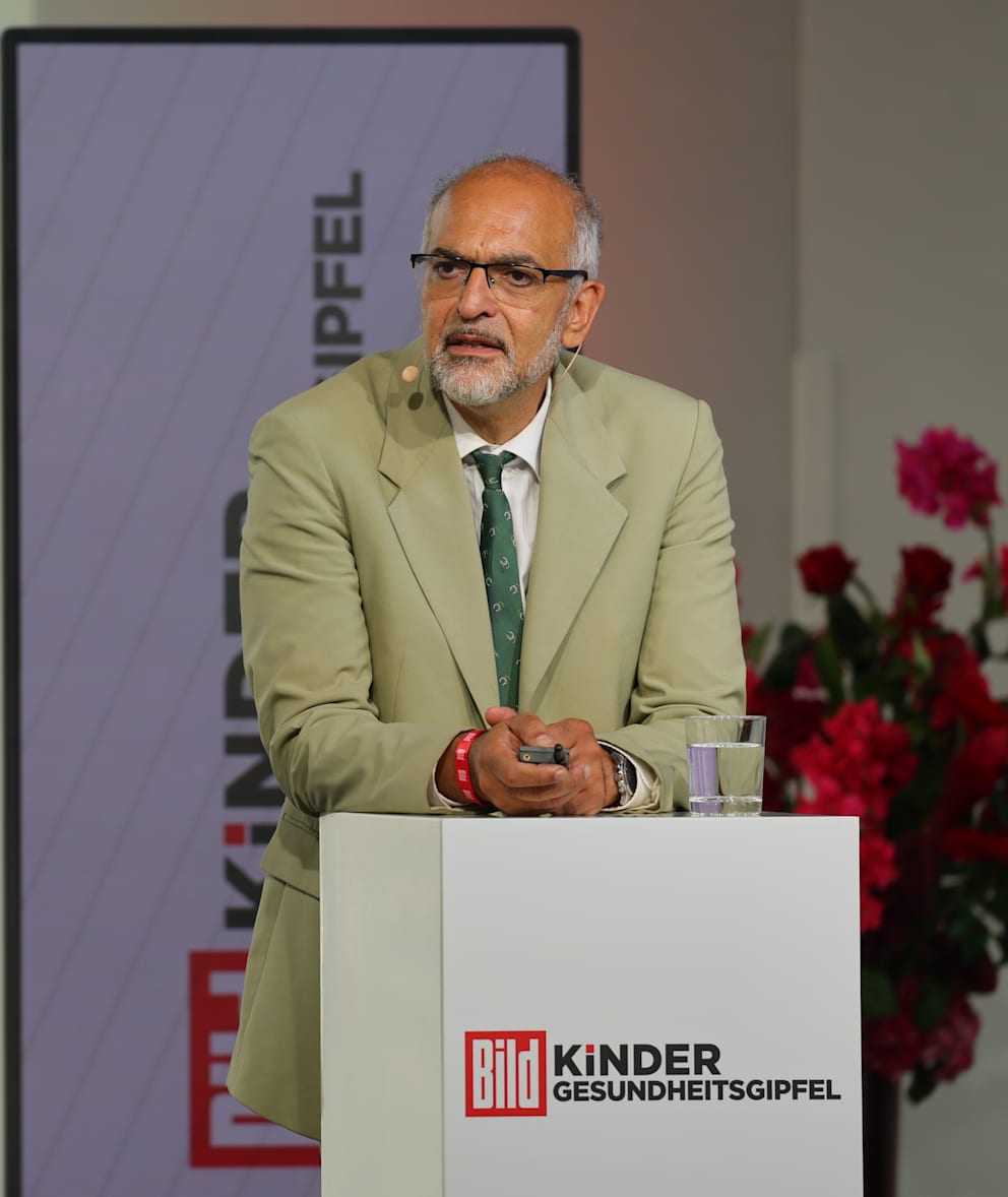 Prof. Jalid Sehouli, Direktor der Klinik für Gynäkologie mit Zentrum für onkologische Chirurgie an der Berliner Charité, behandelt regelmäßig Patientinnen, die mit Gebärmutterhalskrebs oder Krebsvorstufen in seine Klinik kommen