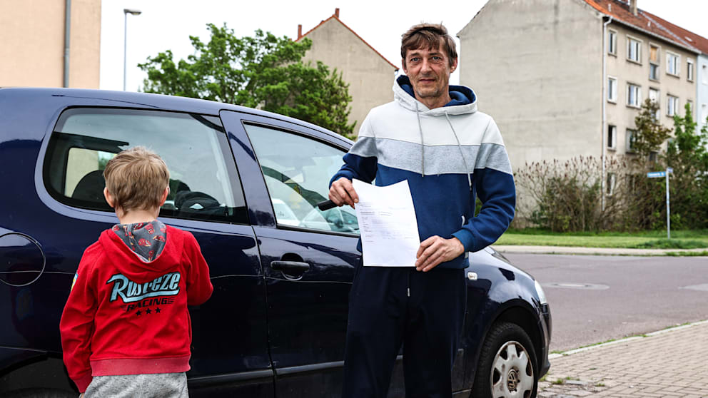 Vladislav Borisenko (55) und sein Sohn Fynn (5) am zerkratzten Golf. Die Familie ist ein 75 Opfern des Autohassers