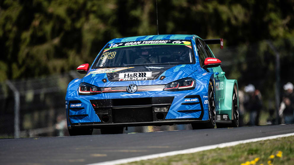Der VW Golf VII mit der Startnummer 33 vom Team Max Kruse Racing beim zweiten Lauf der Nürburgring Langstrecken-Serie (NLS)