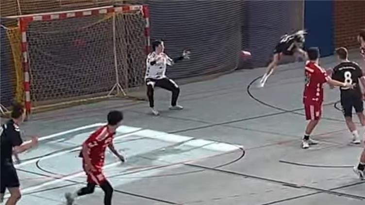 Technisch höchst anspruchsvoll: Regionalliga-Spieler Leo Lochbrunner (r.) trifft spektakulär mit dem Rücken zum Tor und durch die Beine