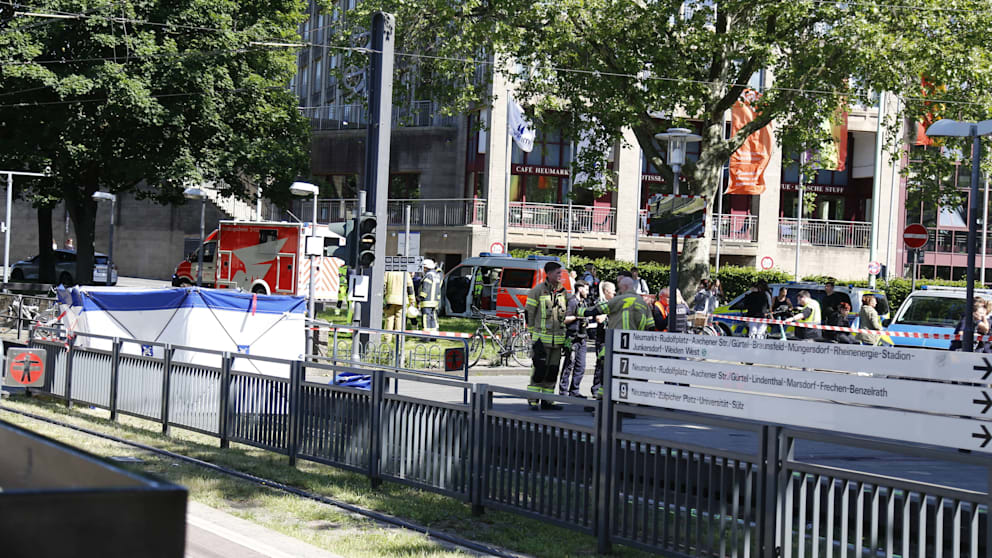 Eine KVB-Straßenbahn der Linie 9 auf dem Weg zum Heumarkt