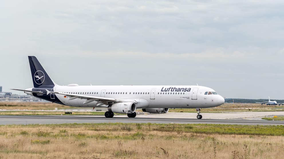 Ein Lufthansa-Airbus wie dieser (Archivbild) musste vor zehn Monaten außerplanmäßig in Sevilla landen