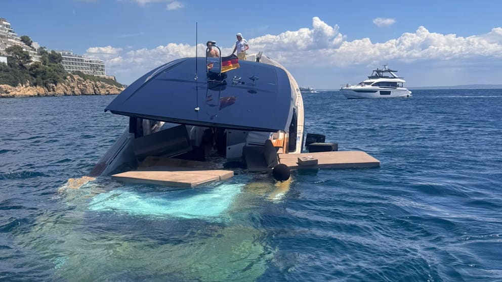 Die Yacht versinkt im Meer