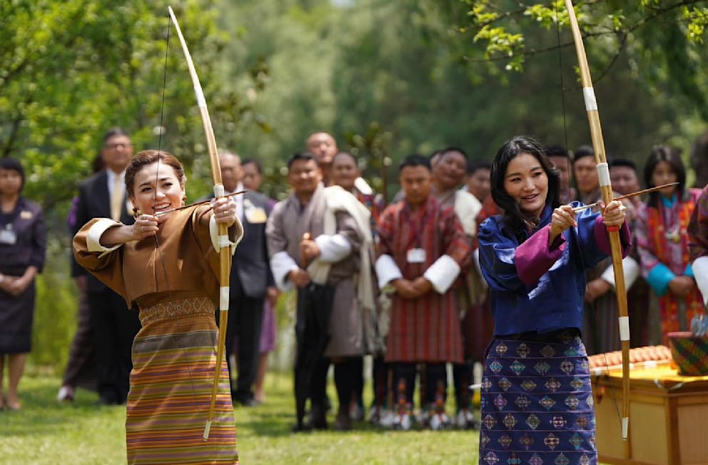 Königin Suthida (links) und Königin Jetsun Pema beim gemeisamen Bogenschießen. Die beiden Damen verstanden sich auf Anhieb gut