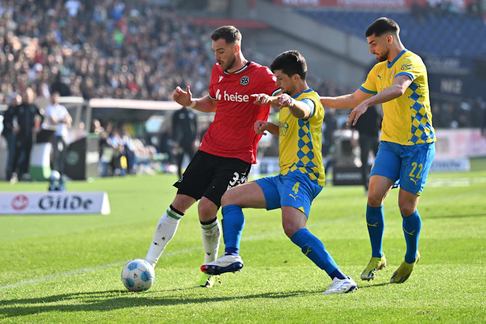 Hannover 96 (hier Boris Tomiak/ 26) blieb gegen Braunschweig diese Saison sieglos – 0:2 und 1:1