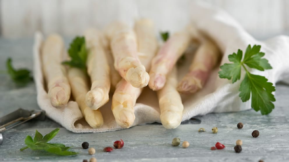 In Deutschland wird immer weniger Spargel geerntet. Im Jahr 2024 betrug die Ernte-Menge etwa 108.100 Tonnen – der niedrigste Wert der letzten 10 Jahre. Auch der Pro-Kopf-Konsum des Gemüses ist gefallen
