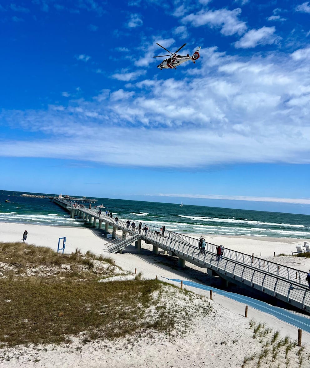 Ein Hubschrauber kreist über der Seebrücke Prerow. Menschen sahen hier einen Mann im Wasser in Not