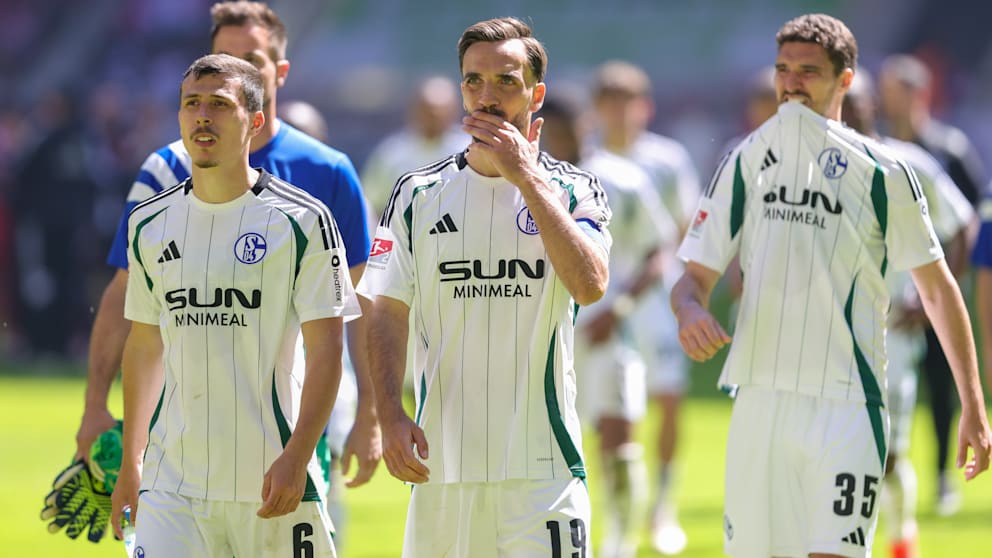 Saison in den Sand gesetzt! Schallenberg, Karaman und Kaminski (v.l.) sind nach dem 0:2 in Düsseldorf einmal mehr von sich selbst geschockt